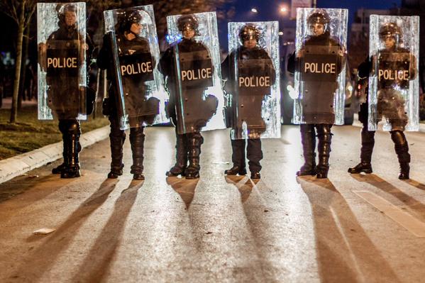 Decenas de heridos deja choques entre manifestantes y policías en Kosovo