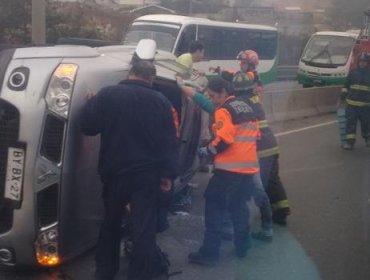 Un lesionado tras volcamiento de camioneta en Camino Internacional en Viña del Mar