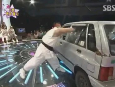 “Street Fighter” versión real: japonés disfrazado de Ryu rompió un auto en vivo para la televisión