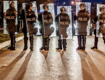 Decenas de heridos deja choques entre manifestantes y policías en Kosovo