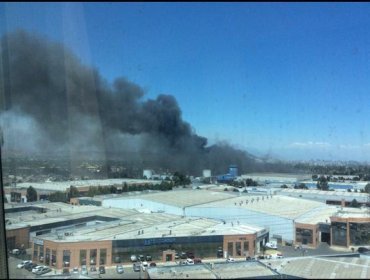 Incendio se registra en oficinas de empresa Petrizzio en Conchalí