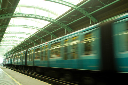 Insólito: Joven recorrió, por los rieles, tres estaciones de metro escapando de carabineros