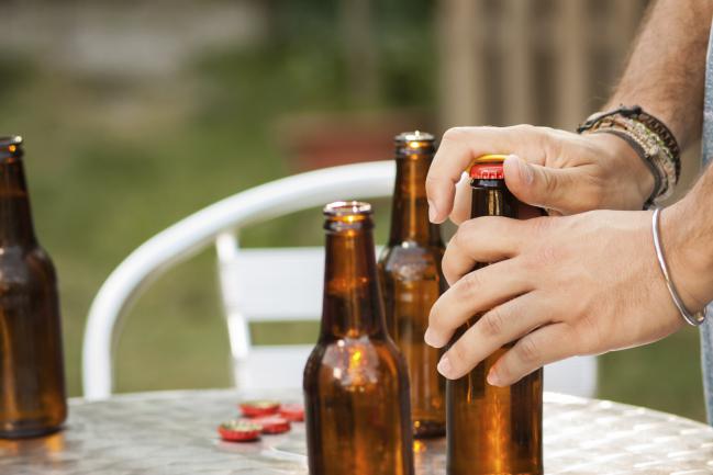 21 formas alternativas de destapar una cerveza que querrás intentar
