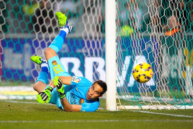 Padre de Claudio Bravo afirmó que su hijo "no vuelve más a Colo Colo"