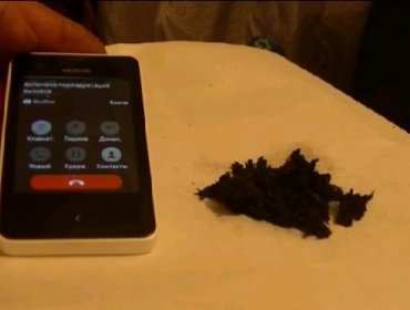 La increíble reacción de un mineral magnético al lado de un celular