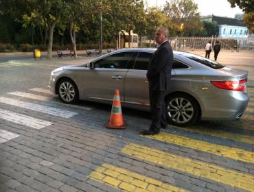 Sorprenden a vehículo fiscal de subsecretario de Defensa bloqueando pasos peatonales en el Congreso