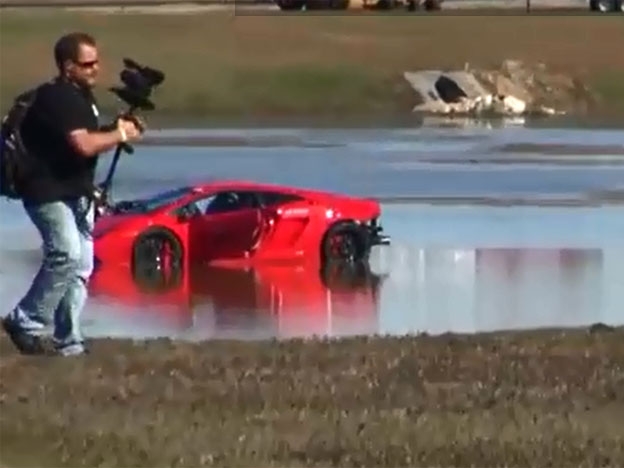 Video: No pudo controlar la potencia de un Lamborghini y mira lo que pasó