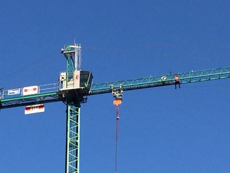 Joven protestó arriba de una grúa a más de 50 metros de altura para que le pagaran su finiquito