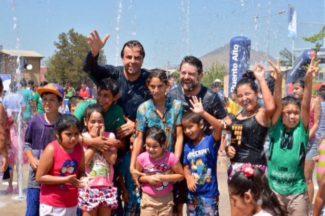 Intendente Orrego inauguró juegos de agua en Bajos de Mena: "No tienen nada que envidiarles a los de Vitacura"