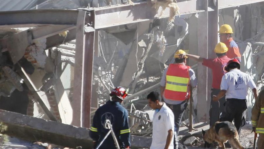 Detienen a tres personas por explosión de camión de gas en hospital mexicano