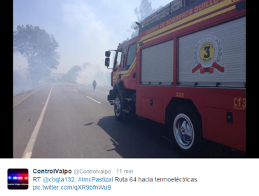 Gigantesco incendio corta importante ruta de la Quinta Región