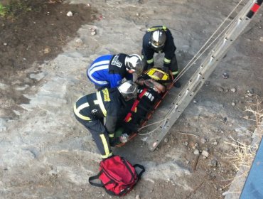 Bomberos rescata a joven que cayó a ribera del río Mapocho