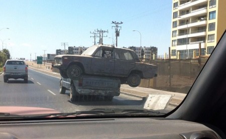 Curiosa maniobra de una camioneta que lleva otro auto encima en Antofagasta sorprende a la web