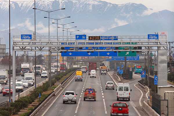 Senadores presentan proyecto para que concesionarias de autopistas transparenten sus cobros por pórticos