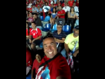 Video: Hincha de la Roja es furor en la web al hacer reír a todo el estadio en el amistoso de Chile