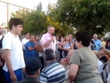 Video: Denuncian humillante burla de alcalde de Ñuñoa a una vecina en medio de un acto público