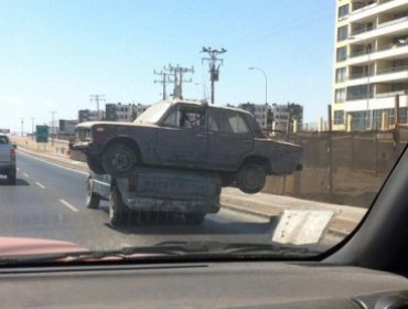 Curiosa maniobra de una camioneta que lleva otro auto encima en Antofagasta sorprende a la web