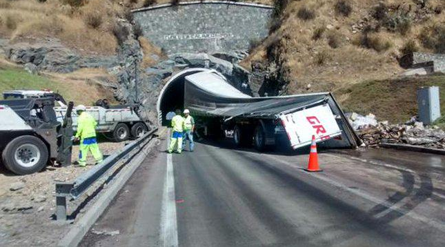 Camión volcó en entrada de túnel en la Ruta 5 Norte