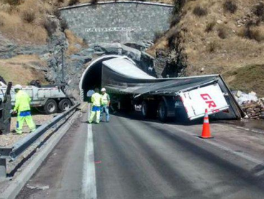 Camión volcó en entrada de túnel en la Ruta 5 Norte