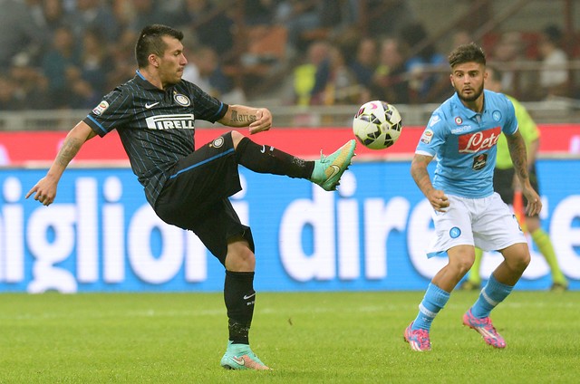 Gary Medel fue titular y amonestado en derrota del Inter en visita al Sassuolo