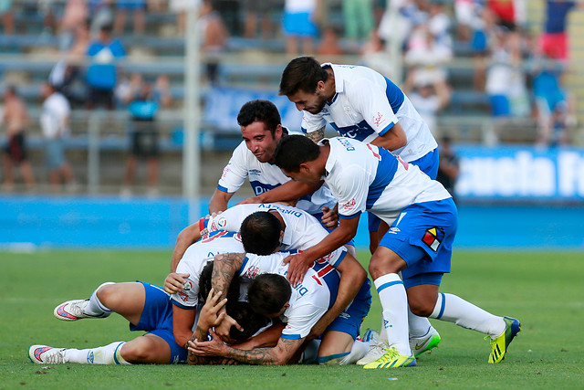 Universidad Católica sigue en racha: Con dos autogoles vence a Ñublense en San Carlos