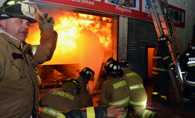 13 locales comerciales fueron destruidos por un incendio en galería de Talca