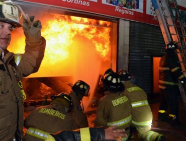 13 locales comerciales fueron destruidos por un incendio en galería de Talca