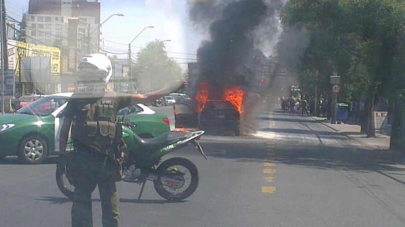 Vehículo en llamas obliga a cortar el tránsito en Independencia