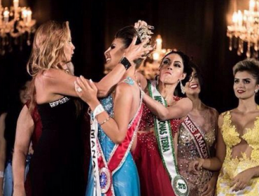 Video: Concursante enfurecida arranca la corona a Miss Amazonas