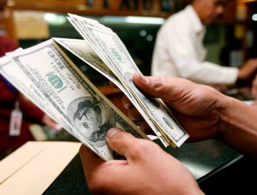 Dólar inicia la semana a la baja ante un favorable escenario internacional