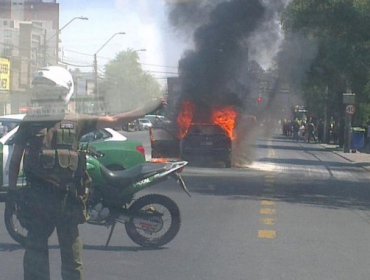 Vehículo en llamas obliga a cortar el tránsito en Independencia