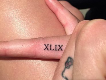 Katy Perry celebra su actuación en la Super Bowl con un tatuaje