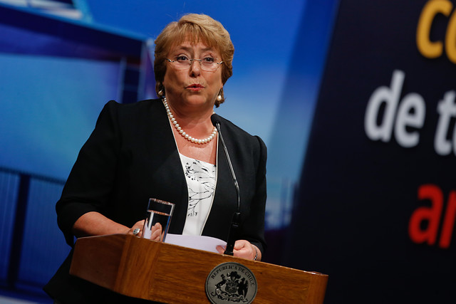 Encuesta Adimark: Presidenta Bachelet sube levemente su aprobación y llega a un 44%