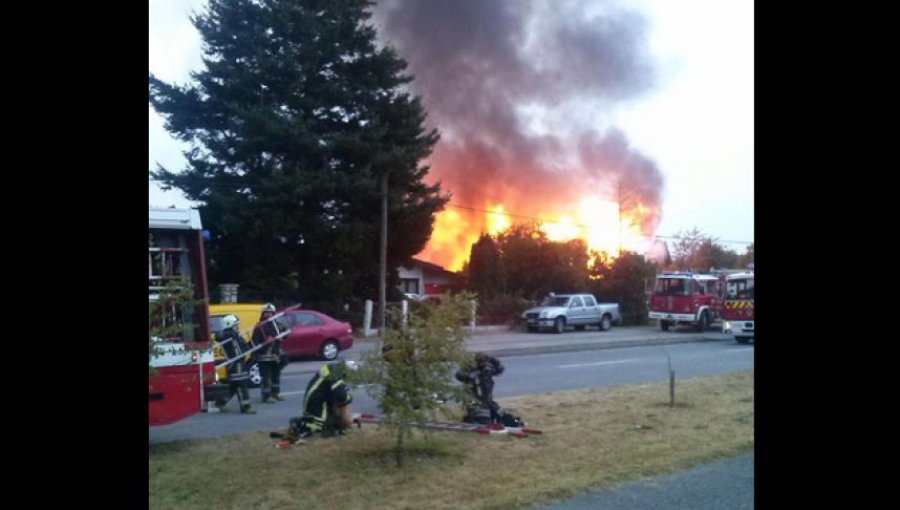 Al menos dos inmuebles fueron destruidos por incendio en la ciudad de Puerto Montt