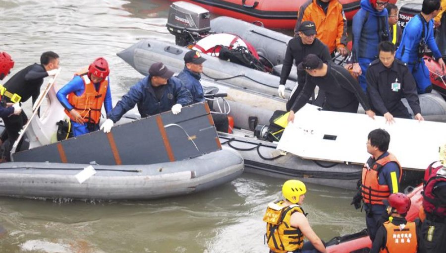 Fatal accidente de avión en Taiwán deja hasta el momento 23 muertos y 20 de desaparecidos