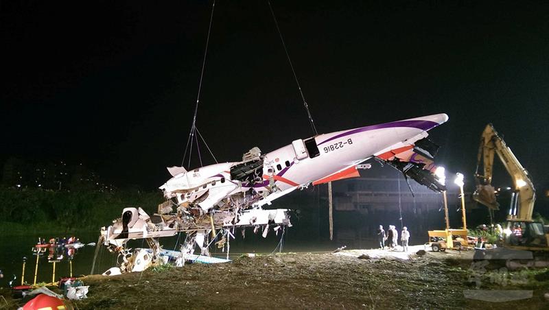 Tragedia en Taiwán: Piloto emitió llamada de emergencia antes de la caída del avión al río