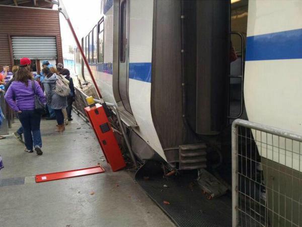 Tren de Metro de Valparaíso descarrila frente a Estación Barón