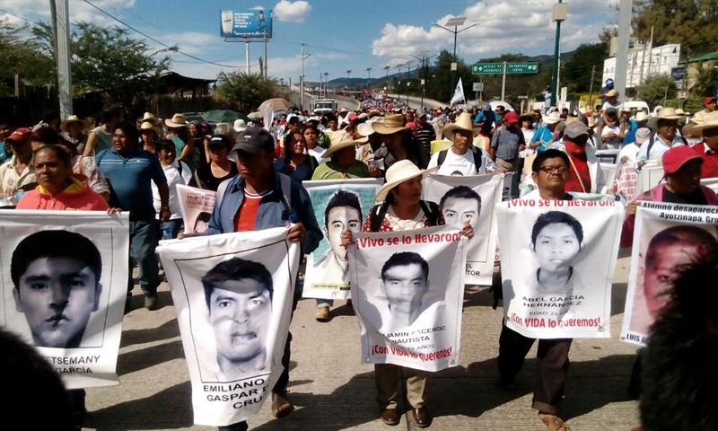 Miles de mexicanos marchan por autopista para reclamar aparición de jóvenes