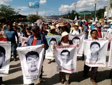 Miles de mexicanos marchan por autopista para reclamar aparición de jóvenes