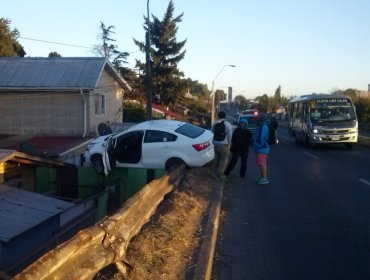 Vehículo queda sobre el techo de una casa tras accidente en Concepción