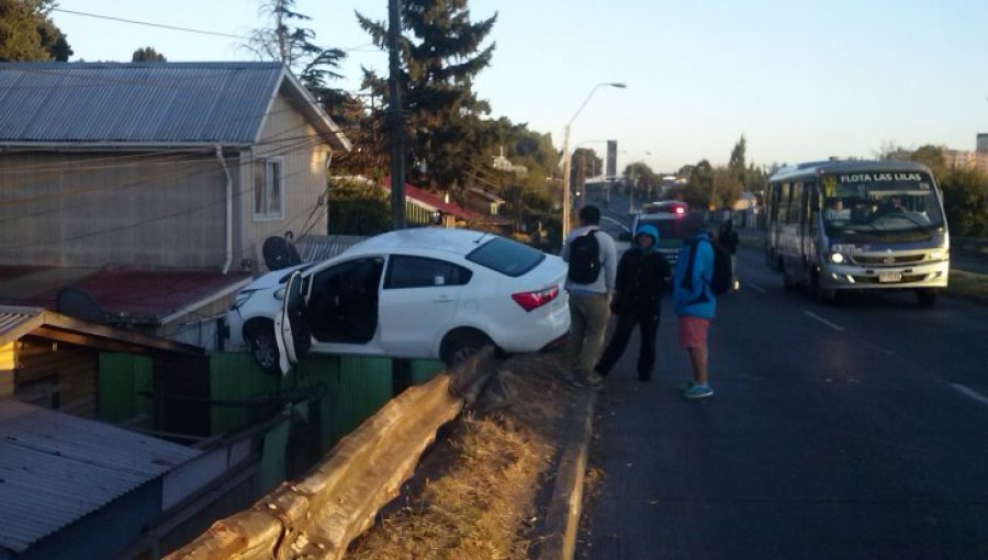 Vehículo queda sobre el techo de una casa tras accidente en Concepción