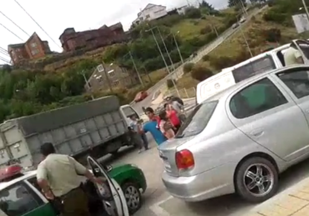 Video: Carabineros detiene a vendedora ambulante y deja a su hija en plena calle