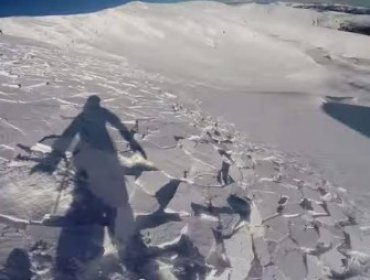 Joven snowboarder registró con su GoPro cómo era arrastrado por una fuerte avalancha