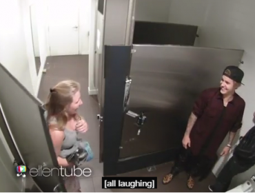 Justin Bieber y Ellen DeGeneres protagonizan cámara indiscreta en un baño