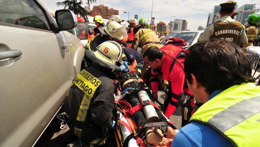 Mujer resultó herida en choque de cuatro vehículos en Manquehue con Apoquindo