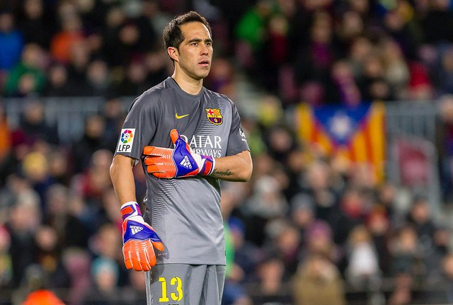 Barcelona con Claudio Bravo goleó a Athletic y acecha al líder Real Madrid