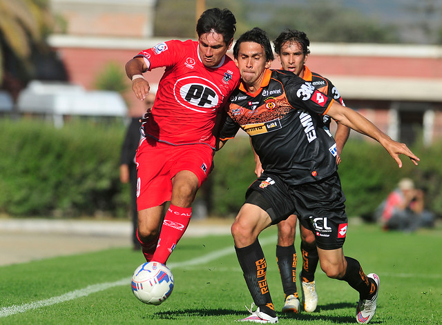 U. La Calera empató sin goles ante Cobreloa y no pudo ser líder