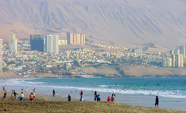 Joven madre tras salvar a su hija y otro menor de las olas, muere ahogada en playa de Iquique