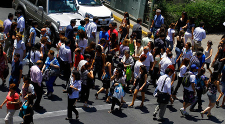 Encuesta Cadem: Casi la mitad de los chilenos siente que “tienen muy poca influencia en las decisiones del país”