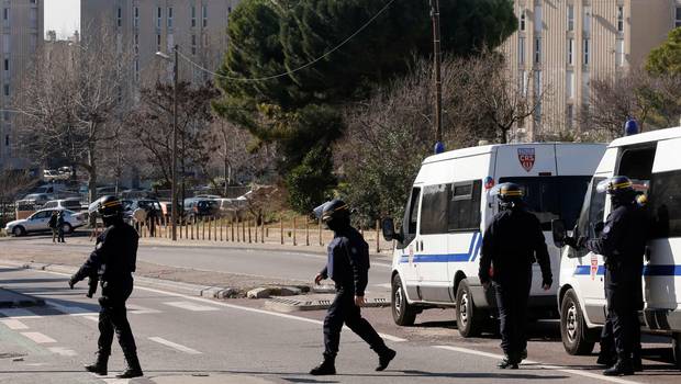 Francia: Violento tiroteo se produjo durante visita protocolar de Primer Ministro Manuel Valls